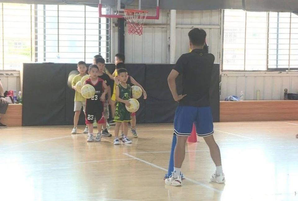 小学篮球场