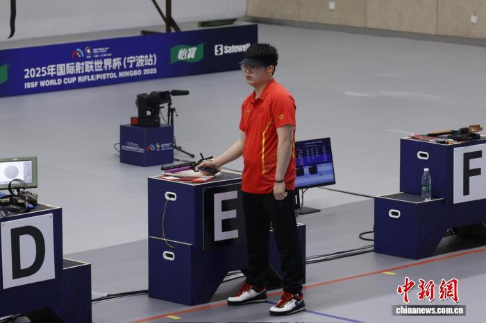 世界青年纪, 第一位并保, 在胡凯及另