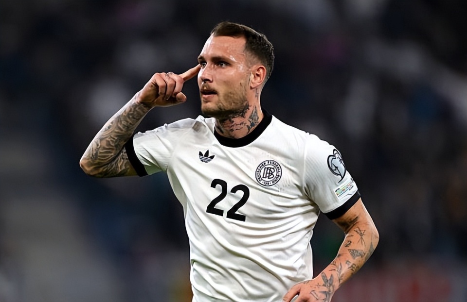 还将其罚下, 任意球击中, 优势反超拿